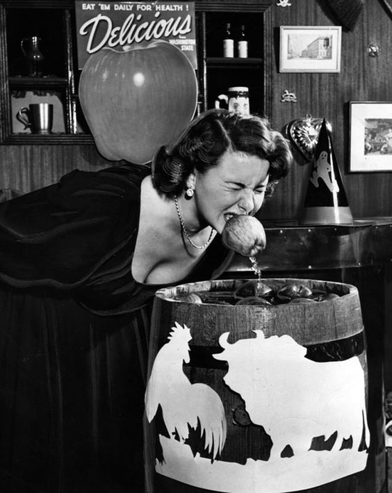 Diane Smith bobbing at the Cock'n Bull, a former restaurant on the Sunset Strip at Sunset and Doheny. Photo circa 1949. (Photographer: Lee Weber / LAPL 00057037) Bizarre Los Angeles 